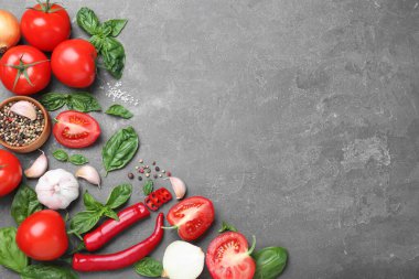 Gri masa üzerinde taze yeşil fesleğen yaprakları ile düz kompozisyon, metin için boşluk