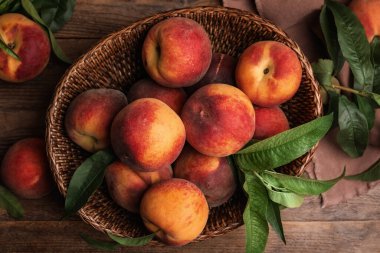 Taze olgun şeftaliler ahşap masada, düz yatıyordu.