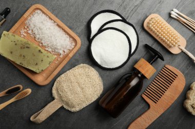 Gri arka planda çevre dostu ürünlerle bezenmiş düz bir kompozisyon. Bilinçli tüketim