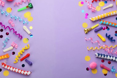 Mor arka planda karnaval öğeleri olan düz kompozisyon. Metin için boşluk