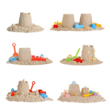 Plastik plaj oyuncakları kum yığınları üzerinde beyaz arka plan, kolaj. Açık hava oyunu