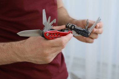 Işık arkaplanda çoklu aracı tutan adam, kapat