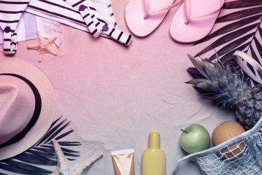 Kumsaldaki aksesuarların çerçevesi, düz bir şekilde uzanıyordu. Yaz partisi