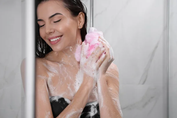 Mujer Joven Con Puf Malla Tomando Ducha Casa — Foto de Stock