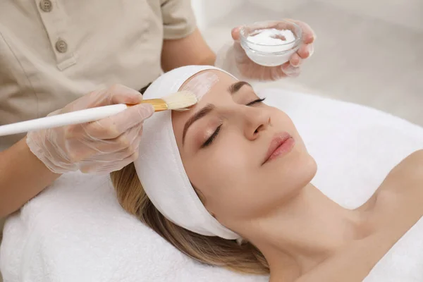 Mujer Joven Durante Procedimiento Descamación Facial Salón — Foto de Stock