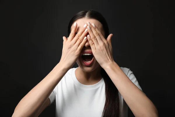 Giovane Donna Sensazione Paura Sfondo Nero — Foto Stock