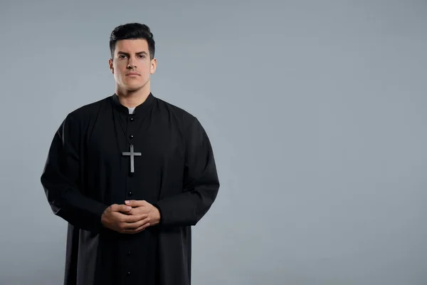 Священик Носить Касовий Апарат Кліричним Коміром Сірому Фоні Простір Тексту — стокове фото