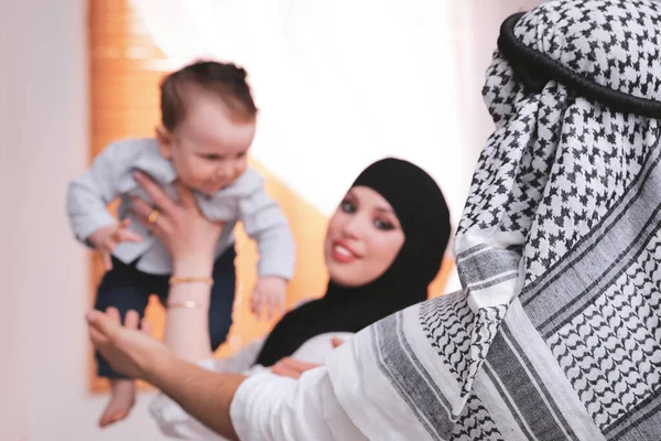 Šťastná Muslimská Rodina Malým Synem Doma — Stock fotografie