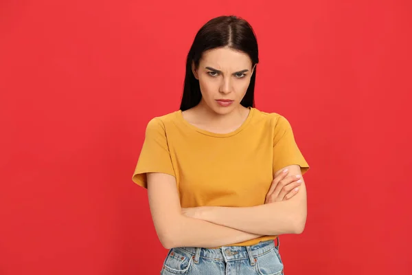 Wütende Junge Frau Auf Rotem Hintergrund Hass Konzept — Stockfoto