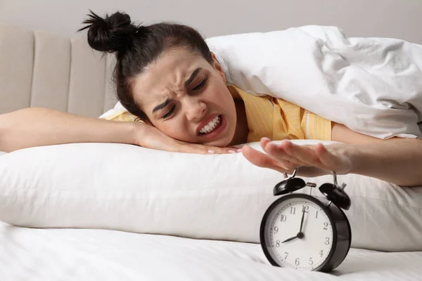 Mulher Adormecida Emocional Com Despertador Cama Conceito Tardio — Fotografia de Stock