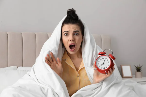 Mulher Adormecida Emocional Com Despertador Cama Conceito Tardio — Fotografia de Stock