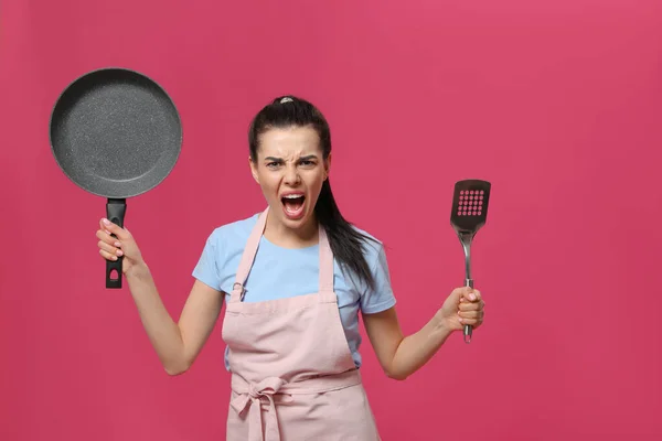Emotionele Huisvrouw Met Koekenpan Spatel Roze Achtergrond — Stockfoto