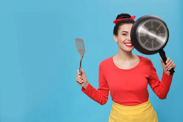 Huisvrouw Met Koekenpan Spatel Lichtblauwe Achtergrond Ruimte Voor Tekst — Stockfoto