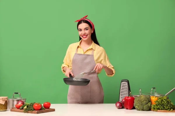 Молодая Домохозяйка Овощами Различной Посудой Зеленом Фоне — стоковое фото