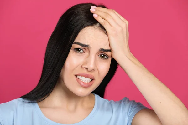 Frau Mit Migräne Auf Rosa Hintergrund — Stockfoto