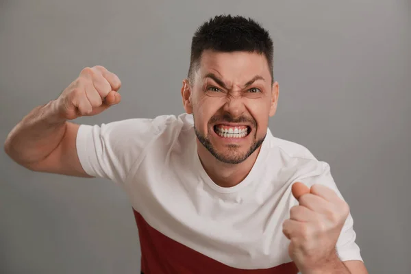 Hombre Enojado Sobre Fondo Gris Concepto Odio —  Fotos de Stock