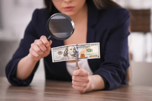 Expert Authenticating 100 Dollar Banknote Magnifying Glass Table Office Closeup — Stock Photo, Image