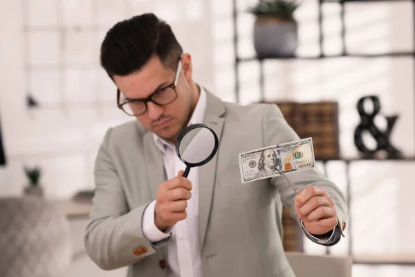 Expert Authenticating 100 Dollar Banknote Magnifying Glass Office Focus Hand — Stock Photo, Image