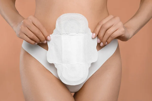 Wanita Dengan Celana Dalam Putih Dengan Pembalut Menstruasi Dengan Latar — Stok Foto