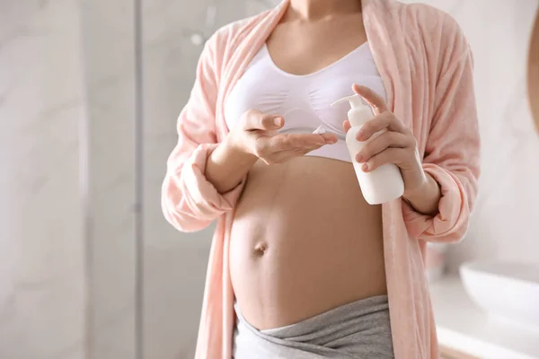 Jeune Femme Enceinte Avec Des Produits Cosmétiques Dans Salle Bain — Photo