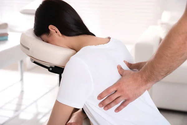 Mulher Recebendo Massagem Cadeira Moderna Dentro Casa — Fotografia de Stock