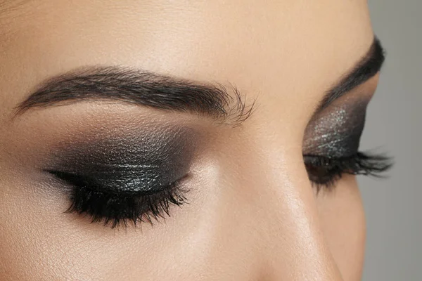 Young Woman Evening Makeup Closeup Eye Shadow Product — Stock Photo, Image