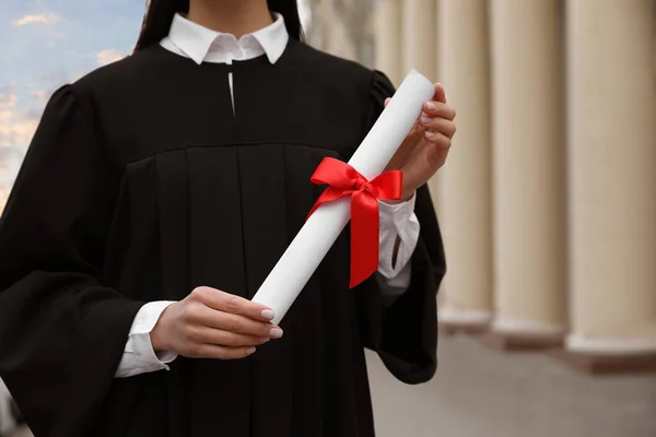 Estudiante Con Diploma Después Ceremonia Graduación Aire Libre Primer Plano — Foto de Stock