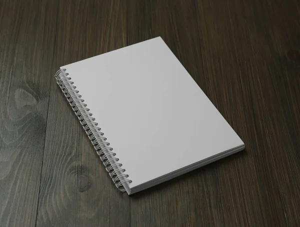 木製のテーブルの上に空白の紙のパンフレット デザインのためのモックアップ — ストック写真