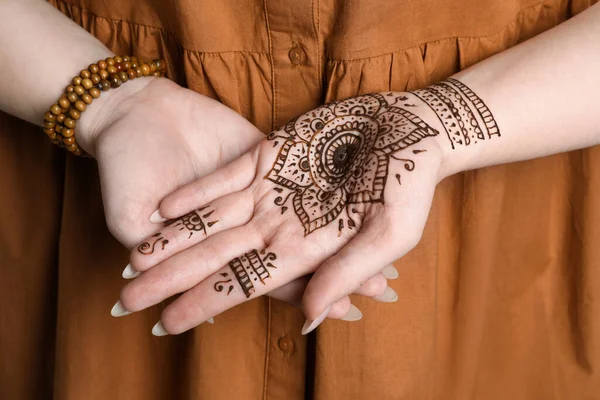 Vrouw Met Mooie Henna Tattoo Bij Hand Close Traditionele Mehndi — Stockfoto