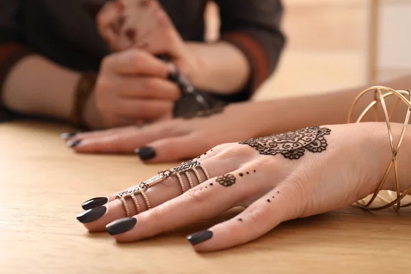 Professionele Mehndi Meester Maken Henna Tatoeage Aan Tafel Close — Stockfoto
