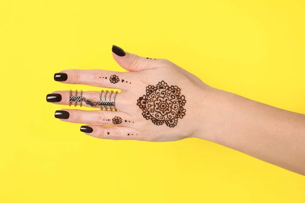 Mujer Con Tatuaje Henna Mano Sobre Fondo Amarillo Primer Plano — Foto de Stock