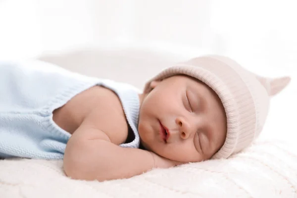 Очаровательный Новорожденный Ребенок Спит Белой Вязаной Клетке — стоковое фото