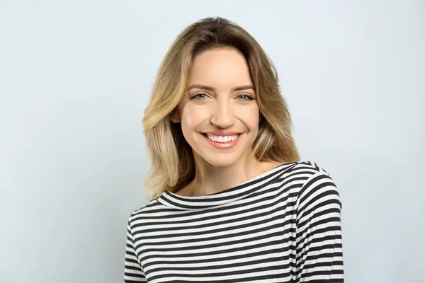 Retrato Jovem Feliz Com Belo Cabelo Loiro Sorriso Encantador Fundo — Fotografia de Stock