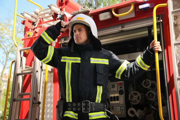 Портрет Пожарного Форме Шлеме Возле Пожарной Машины Улице — стоковое фото