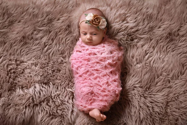 Menina Recém Nascido Bonito Com Headband Floral Deitado Tapete Difuso — Fotografia de Stock