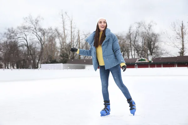 Mujer Feliz Patinando Largo Pista Hielo Aire Libre — Foto de Stock