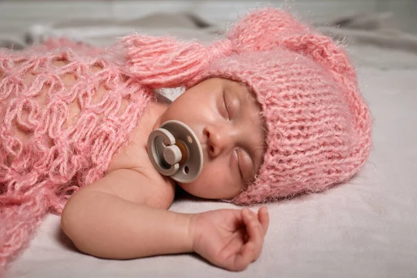 Cute Newborn Baby Warm Hat Sleeping Light Bedsheet — Stock Photo, Image