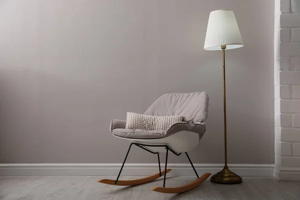 Cadeira Balanço Confortável Lâmpada Perto Parede Cinza Claro Dentro Casa — Fotografia de Stock