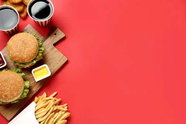 Composição Flat Lay Com Delicioso Menu Fast Food Fundo Vermelho — Fotografia de Stock