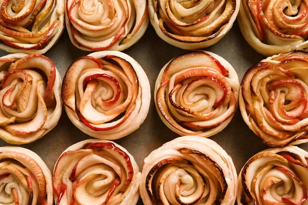 Frisch Gebackene Apfelrosen Auf Pergamentpapier Flach Gelegt Schönes Dessert — Stockfoto