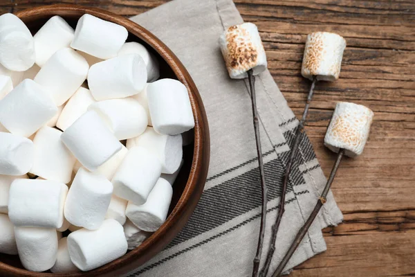 Varas Com Marshmallows Assados Mesa Madeira Flat Lay — Fotografia de Stock