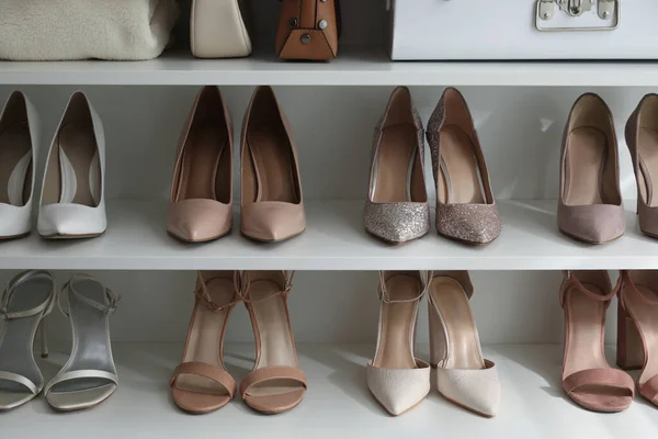 창고에 스타일의 여성용 신발들 — 스톡 사진
