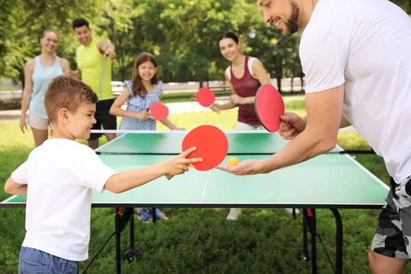 Glückliche Familie Spielt Tischtennis Park — Stockfoto