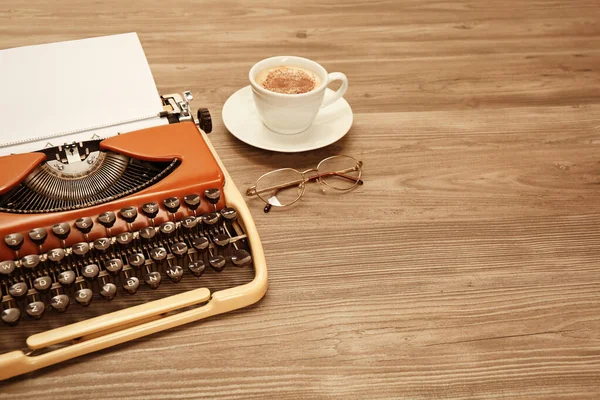 老式打字机 玻璃杯和咖啡放在木制桌子上 案文的篇幅 — 图库照片