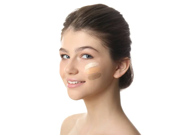 Mooi Meisje Witte Achtergrond Gebruik Van Concealer Foundation Voor Gezichtscontouren — Stockfoto