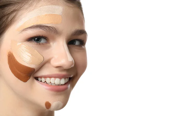 Mooi Meisje Witte Achtergrond Close Gebruik Van Concealer Foundation Voor — Stockfoto