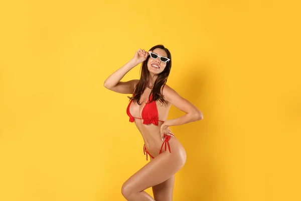 Vacker Kvinna Snygg Bikini Och Solglasögon Gul Bakgrund — Stockfoto