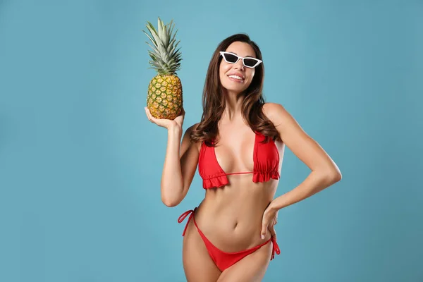 Schöne Frau Stylischen Bikini Mit Ananas Auf Blauem Hintergrund — Stockfoto