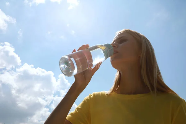 Woman Drinking Water Prevent Heat Stroke Outdoors — Stock Photo, Image