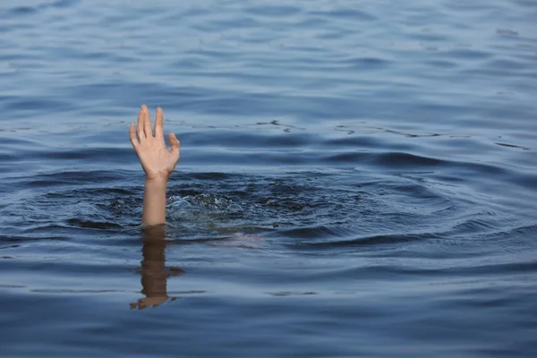 Verdrinkende Vrouw Reikend Naar Hulp Zee Close — Stockfoto